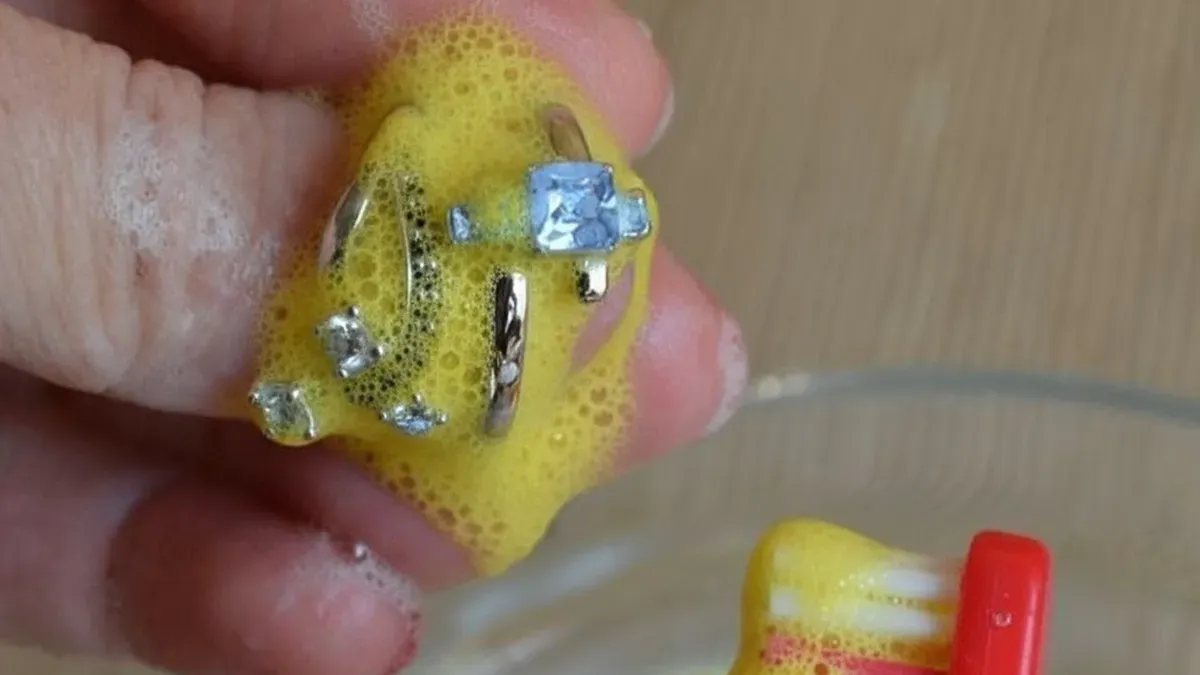 Un metodo economico e sostenibile per ridare splendore all'argento