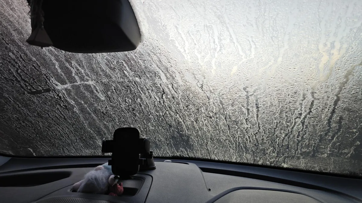 Come tenere i vetri dell'auto liberi dal gelo: soluzioni e consigli pratici