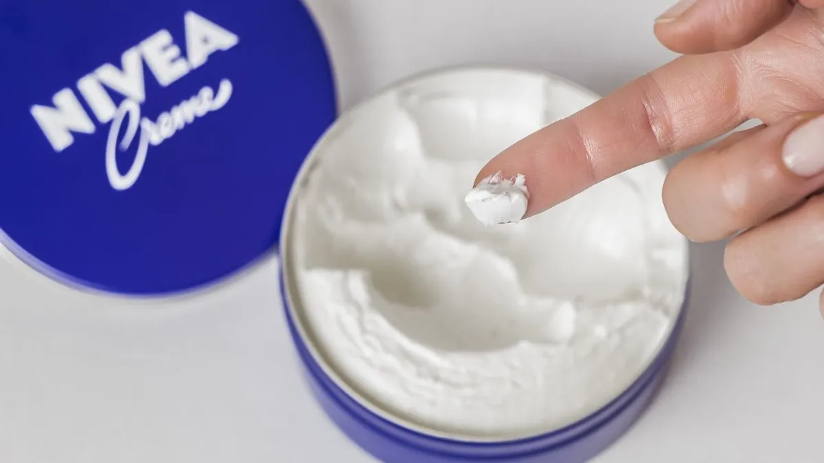 Nivea: "Sono dermatologo e ho studiato la composizione della crema blu, ecco la mia opinione sincera"